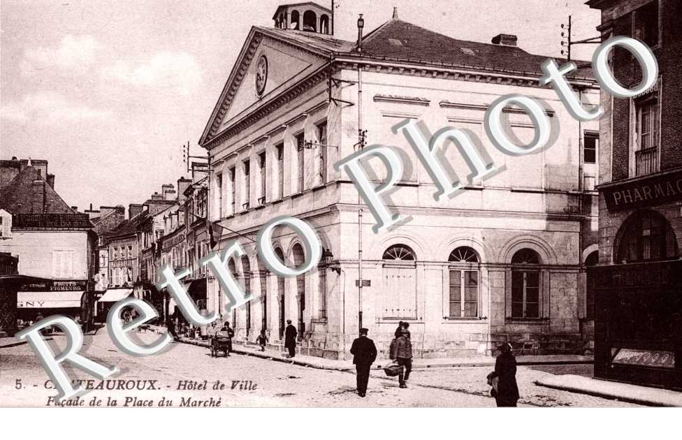 Hotel de Ville - facade de la place du marche