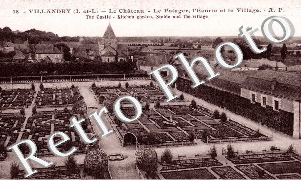 Le Chateau - Le Potager, l'Ecurie et le Village