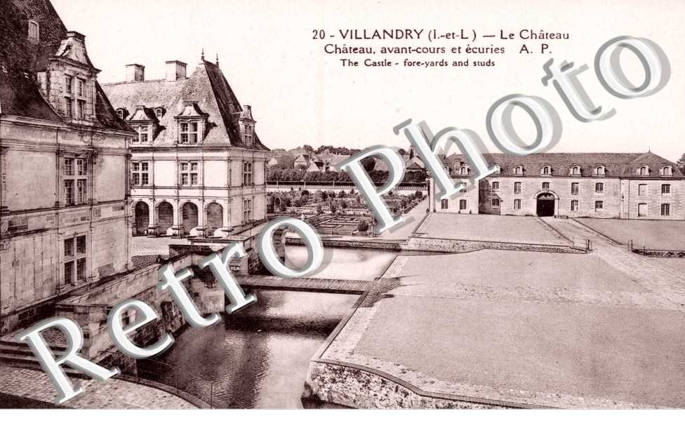 Le Chateau - Avant Cours et Ecuries