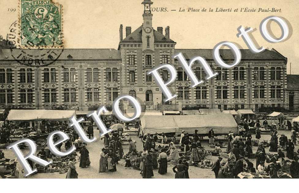 la place de la Liberte et l'Ecole Paul Bert
