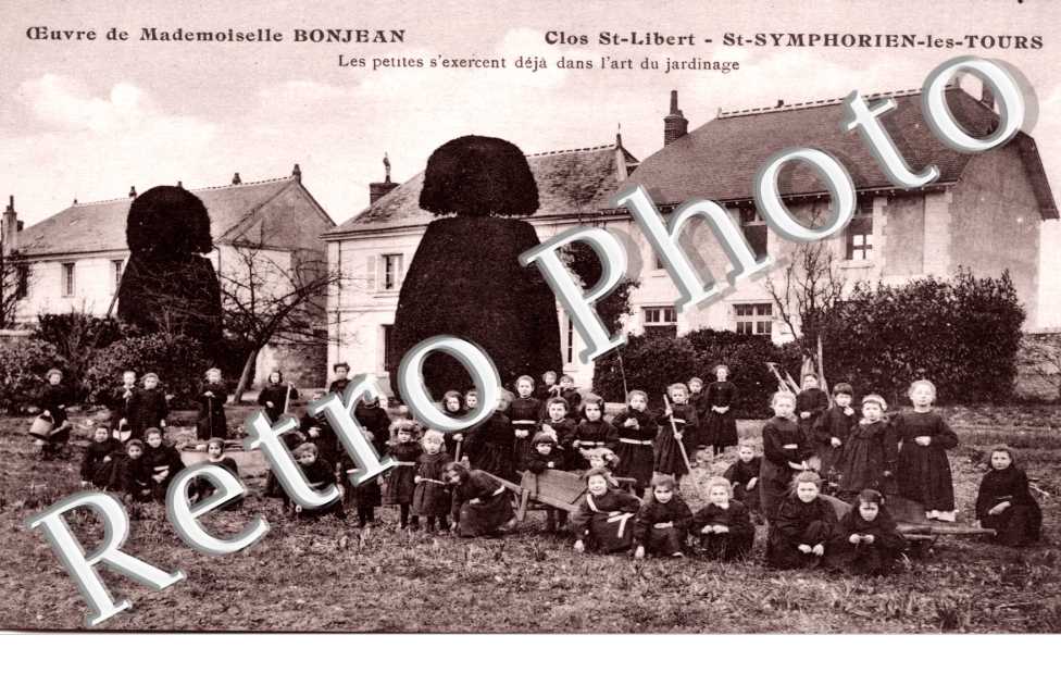 Oeuvre de mlle Bonjean Clos Saint-Libert Saint-Symphorien  Les petites s'exercent dans l'art du jardinage