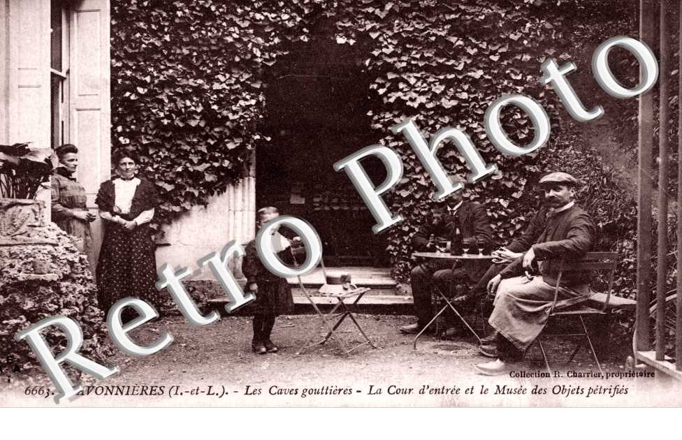 Les Caves gouttieres, la Cour d'entree et le Musee des Objets petrifies