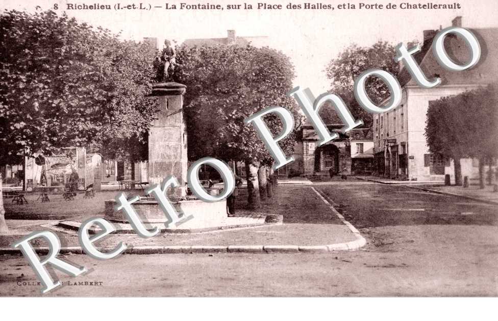 La Fontaine, la Place des Halle et la Porte de Chatellerault
