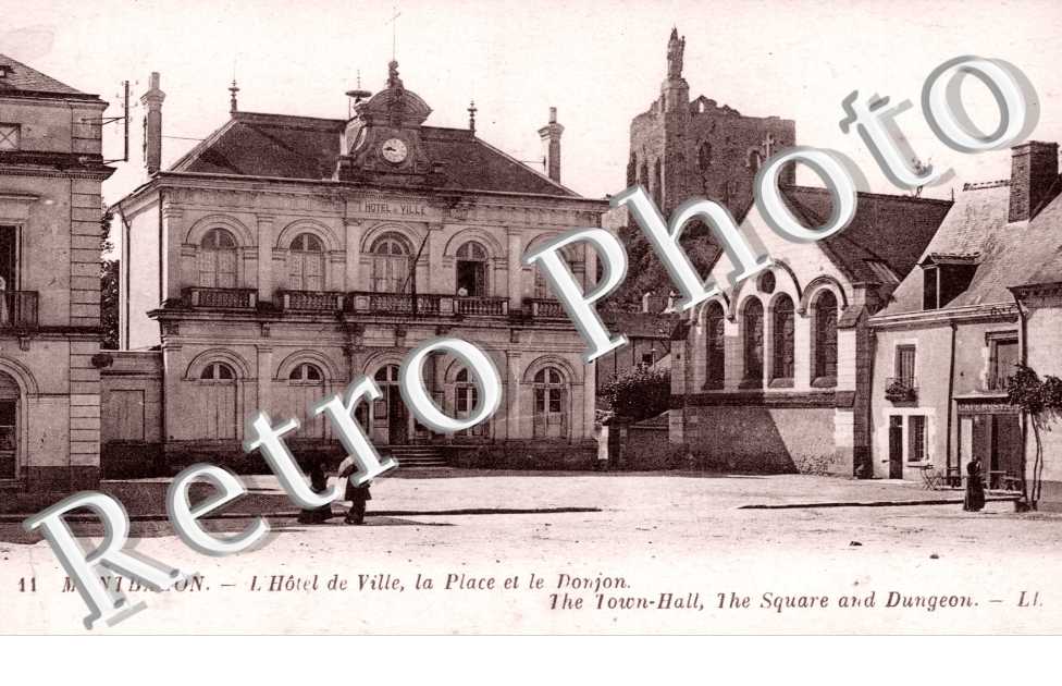 l'hotel de ville, la place et le Donjon