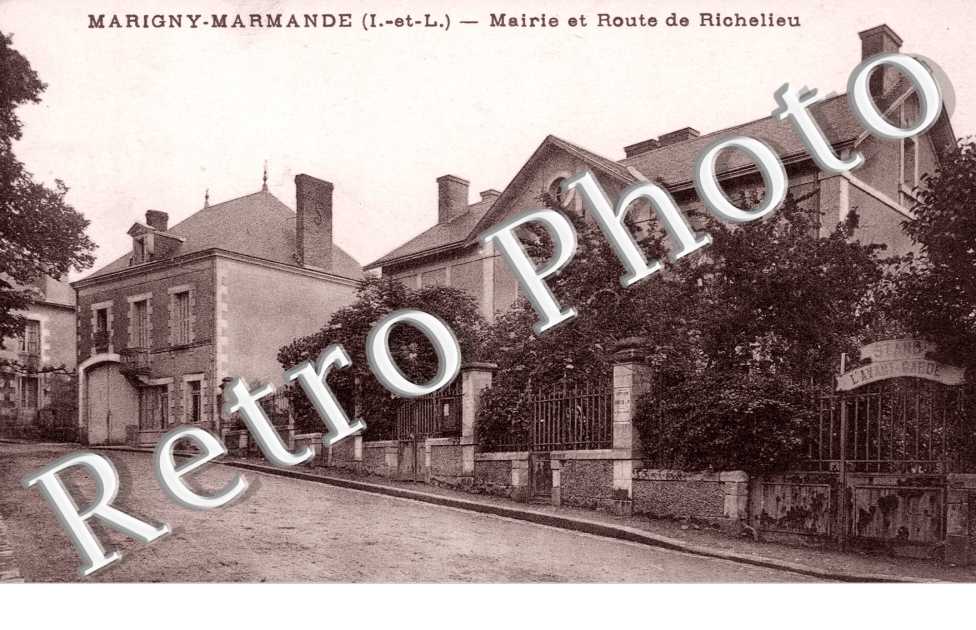 La Mairie et Route de Richelieu
