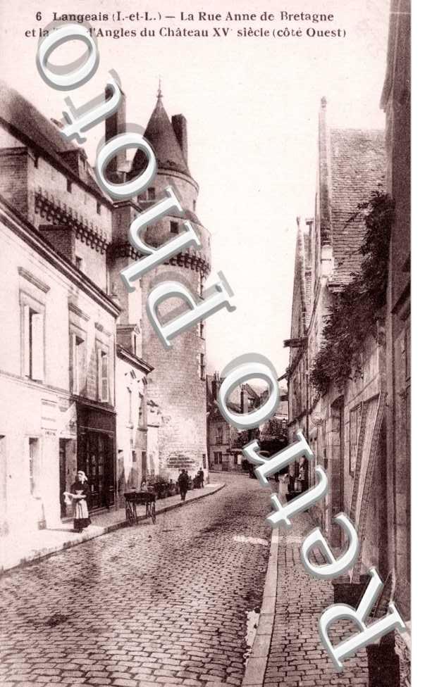 la rue anne de bretagne et la tour d'angles du chateau XVe siecle