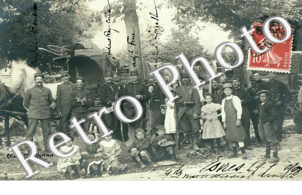 Groupe de Militaires et Enfants