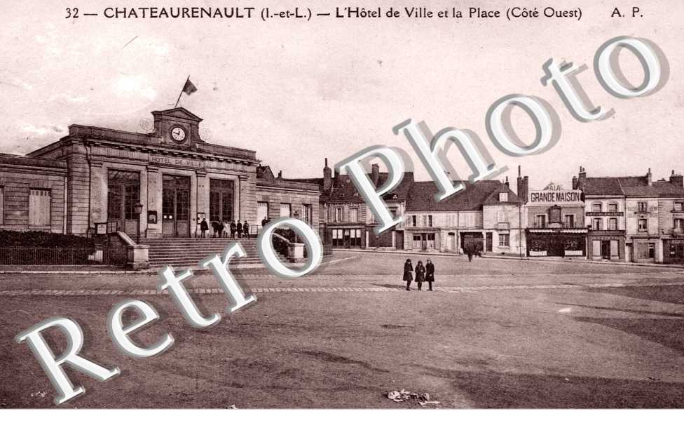 L'hotel de ville et la place (cote ouest)