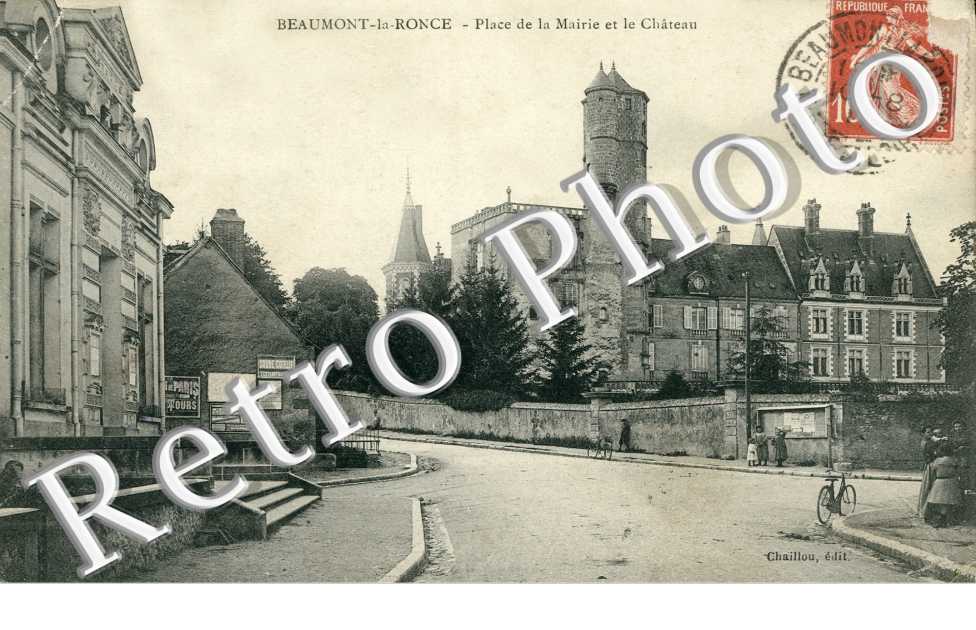 Place de la Mairie et le Chateau
