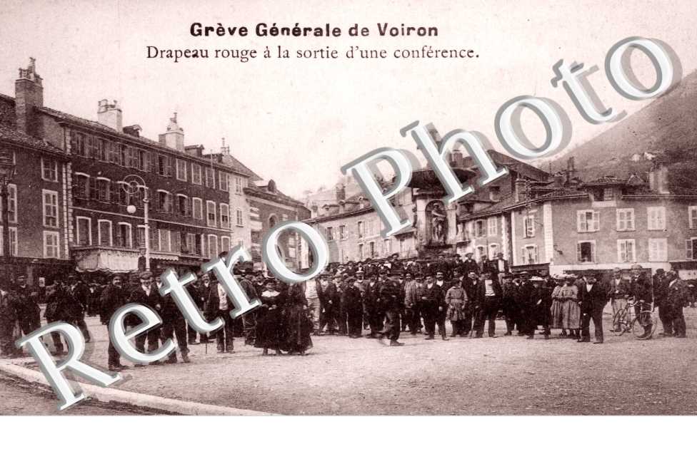 Drapeau Rouge a la Sortie d'une Conference, Greve Generale de Voiron