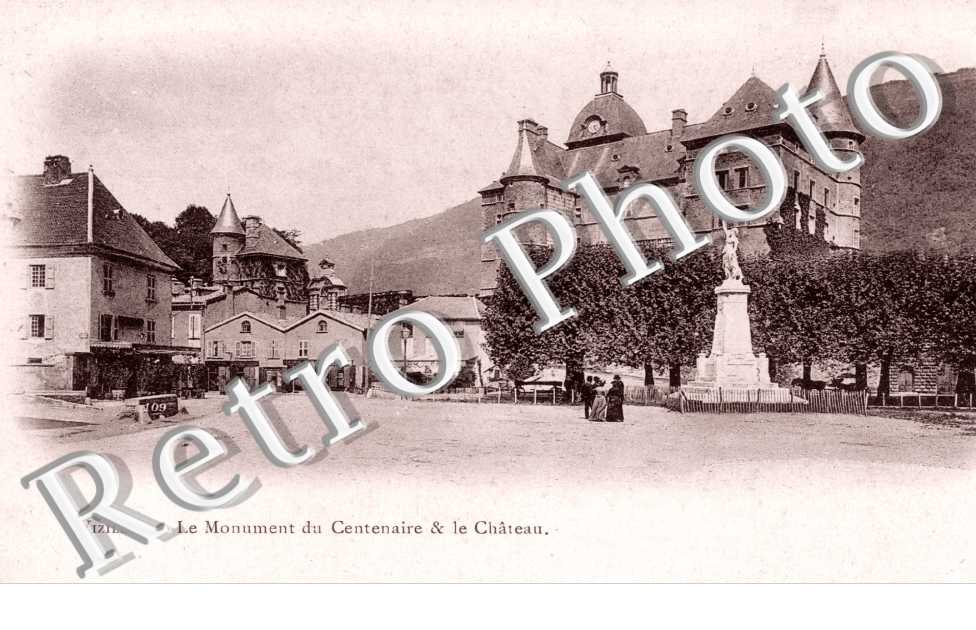 Le Monument du Centenaire et le Chateau