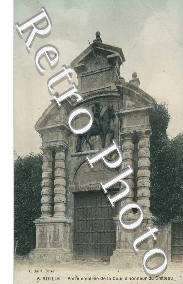 Porte d'entree de la Cour d'Honneur du Chateau
