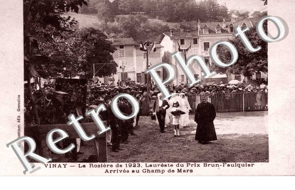 couronnement de la Rosiere de 1923 - laureate du prix de vertu Brun-Faulquier