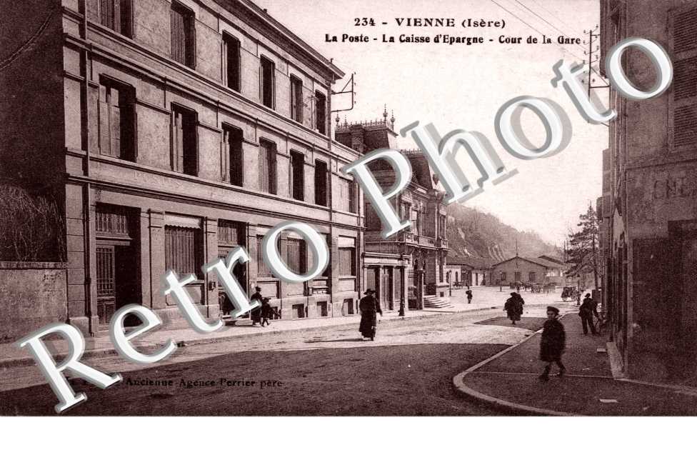 la Poste, la Caisse d'Epargne et Cours de la Gare