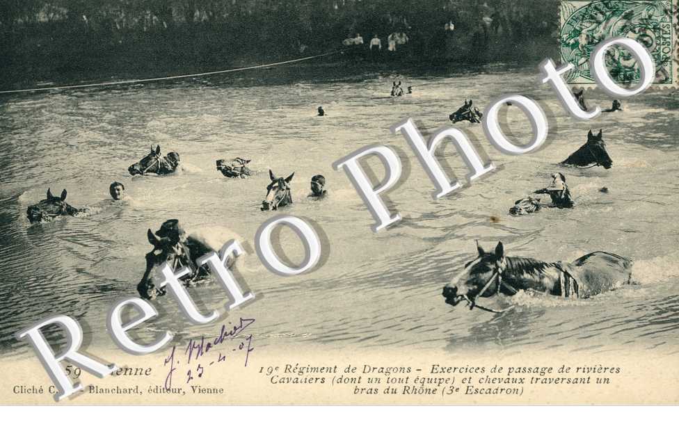 19eme Regiment de Dragons, Exercices de passage de riviere, Cavaliers et Chevaux traversant un bras du Rhone