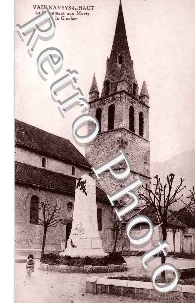 Le Monument aux Morts et le Clocher