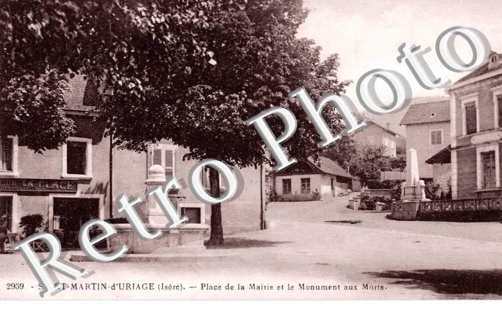 Place de la Mairie et le Monument aux Morts