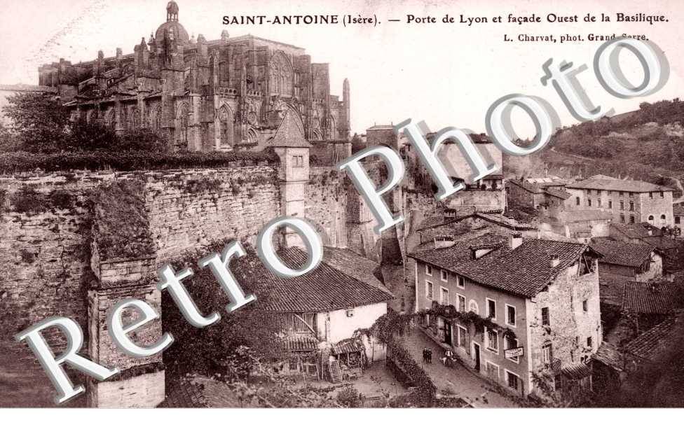 Porte de Lyon et la Basilique