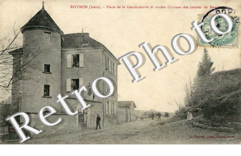 place de la gendarmerie et ancien chateau des comtes de beaumont