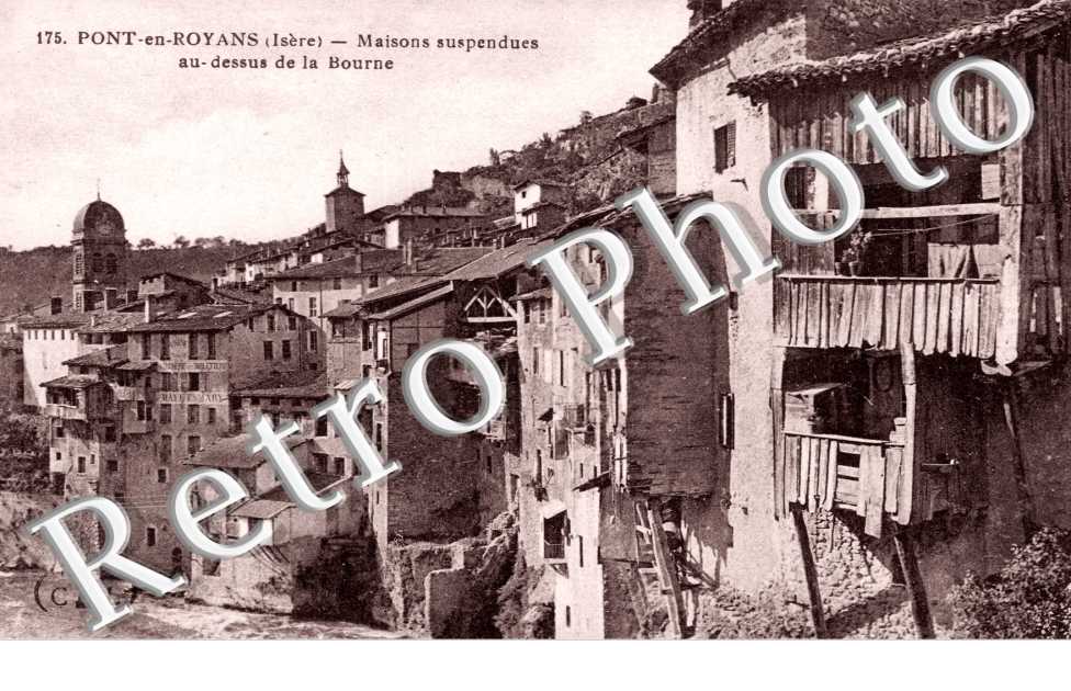 Maisons suspendues au dessus de la Bourne