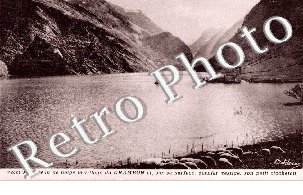 sous l'eau de neige, le village du Chambon et  sur la surface dernier vestige , son petit clocheton
