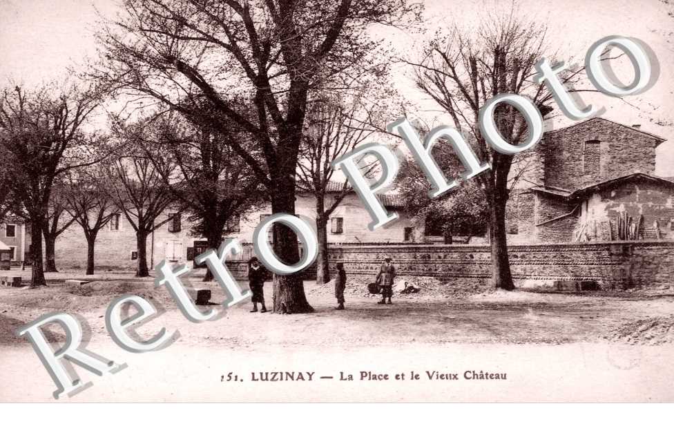 la place et le vieux chateau