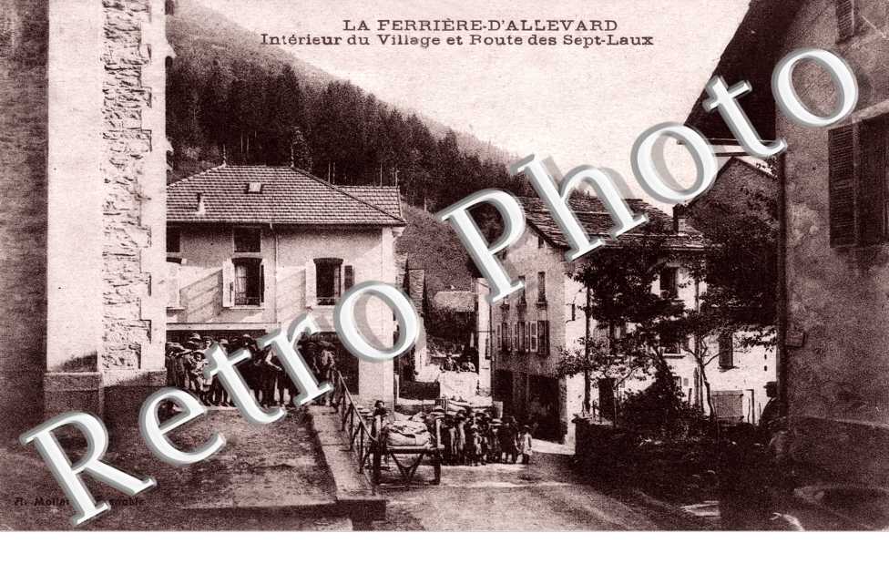 interieur du village et route de Sept-Laux