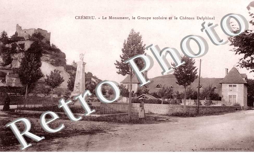 le monument , le groupe scolaire et le chateau Delphinal