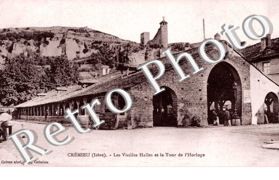 les vieilles halles et la tour de l'Horloge