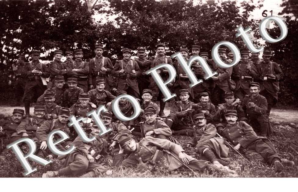 (des soldats posant pour la photo)
