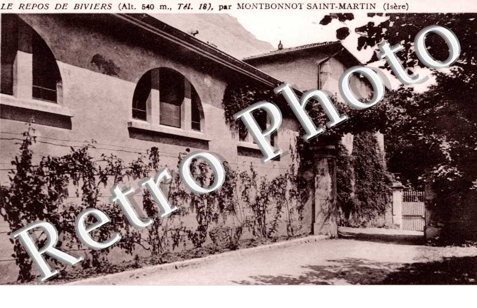 un coin de la terrasse et la chapelle