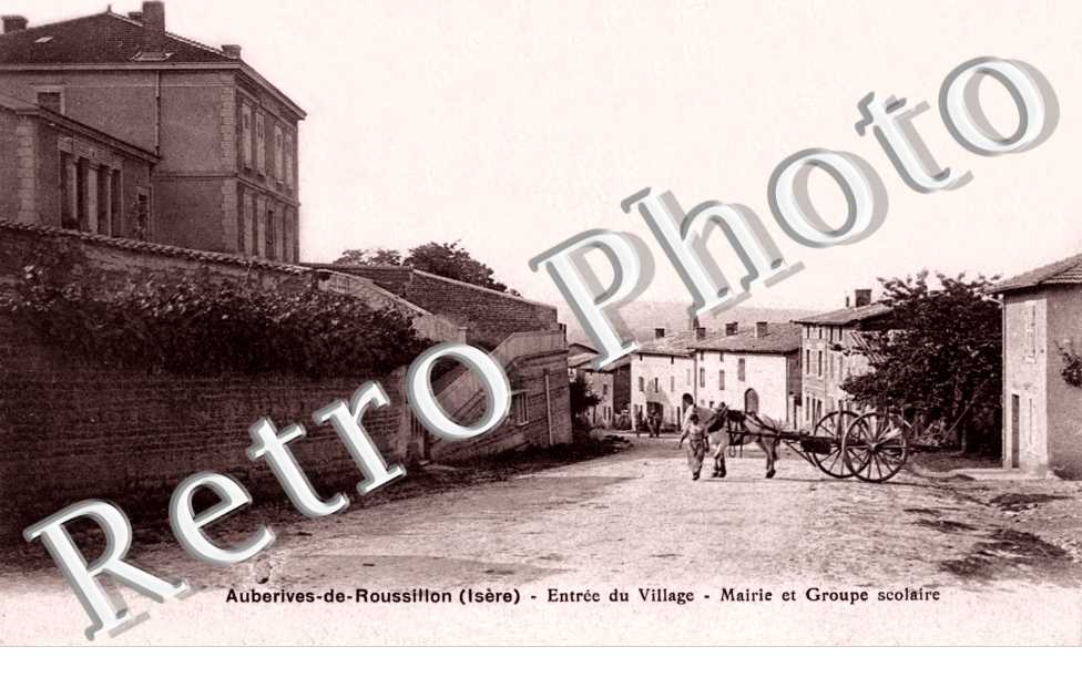 Auberives de Roussillon, Entree du Village, Mairie et Groupe Scolaire