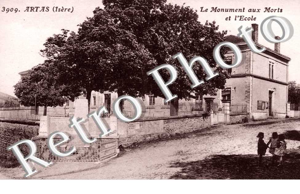 Le Monument aux Morts et l'Ecole