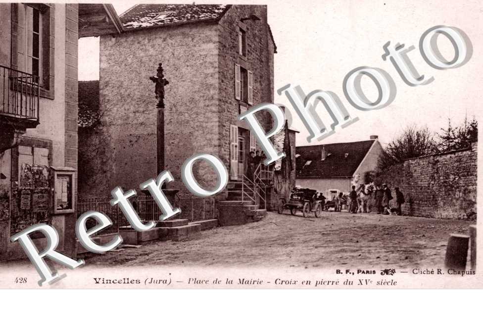 place de la mairie, croix en pierre du XVe siecle