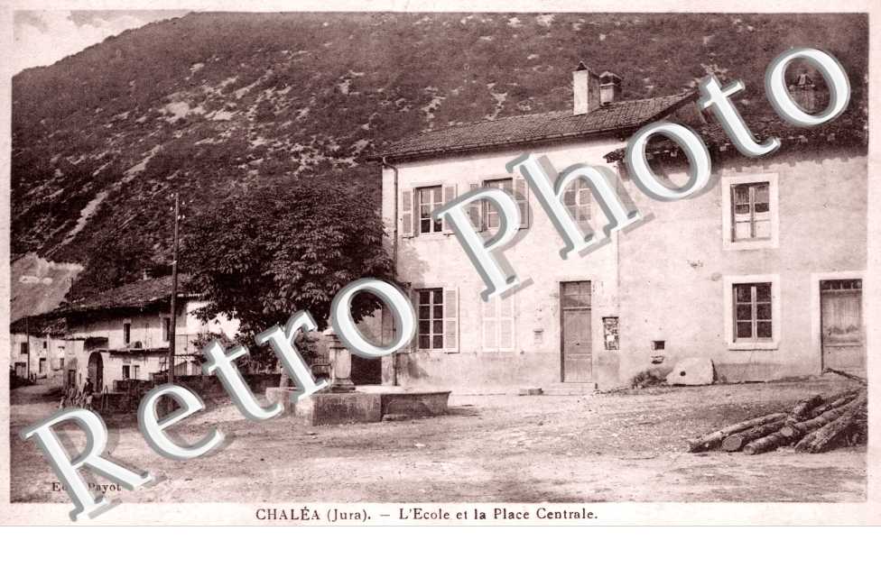 L'Ecole et la Place Centrale