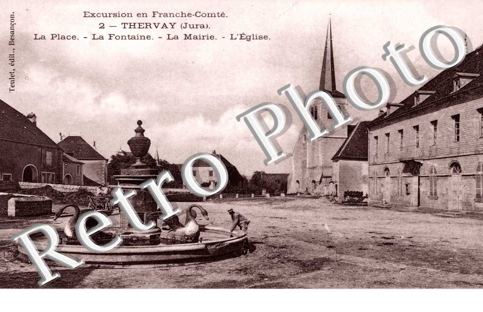 la place, la fontaine, la mairie et l'eglise