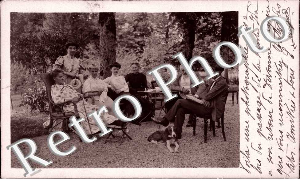 (une famille et son chien)