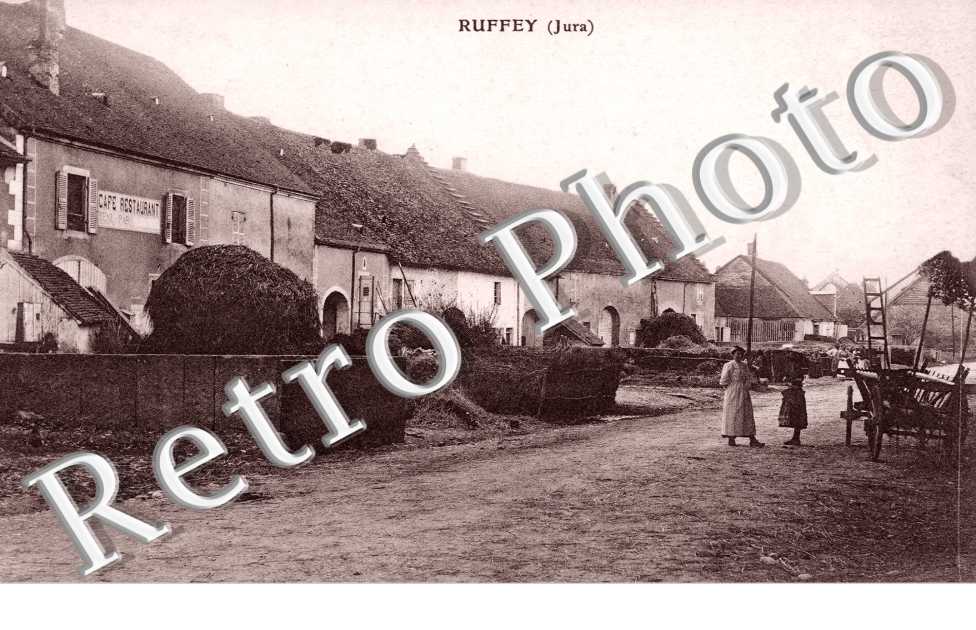 ( une rue du village )