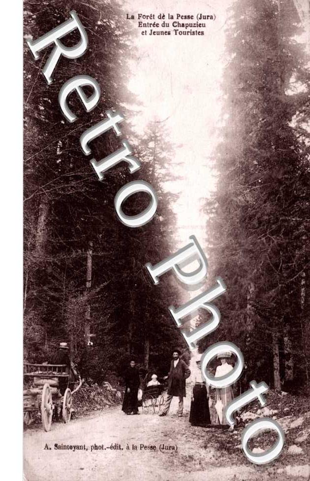 La foret de La Pesse. Entree du Chapuzieu et jeunes touristes