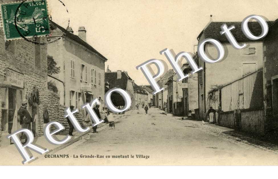 le grande rue en montant le village