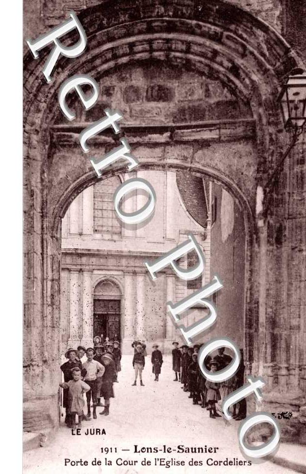 PORTe et Cour de l'Eglise des Cordeliers