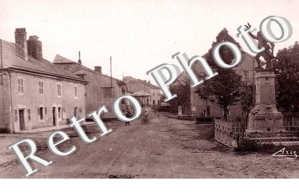Rue Principale et le Monument