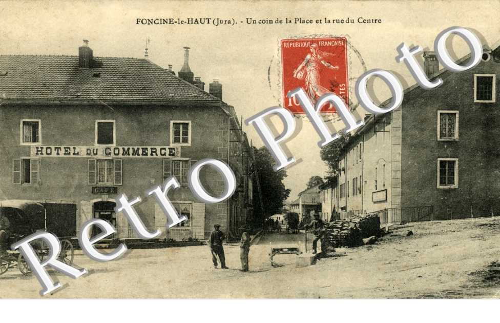 un coin de la place et la rue du centre