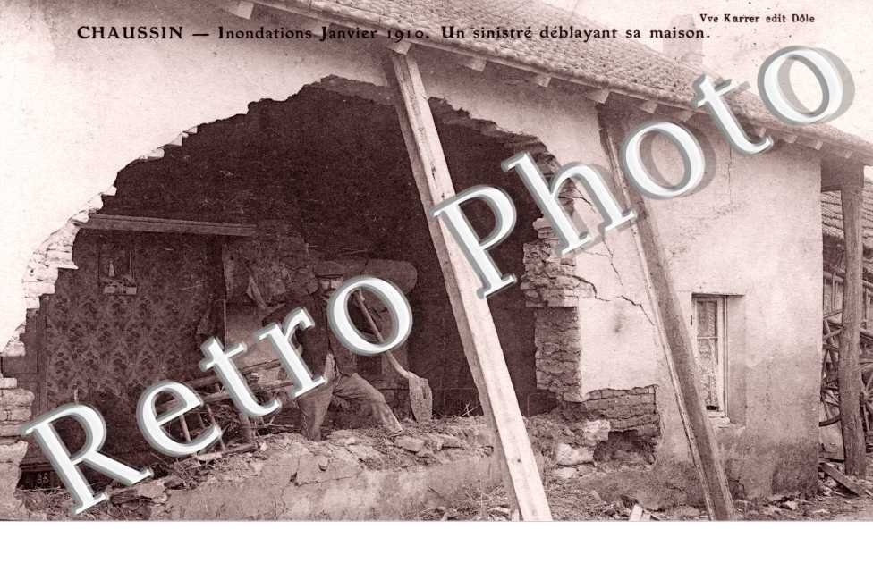 Innondations 1910, un sinistre deblayant sa maison