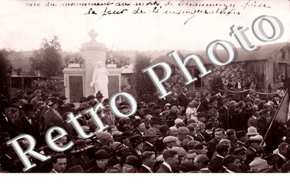 vue du Monument aux Morts prise le jour de l'inauguration 