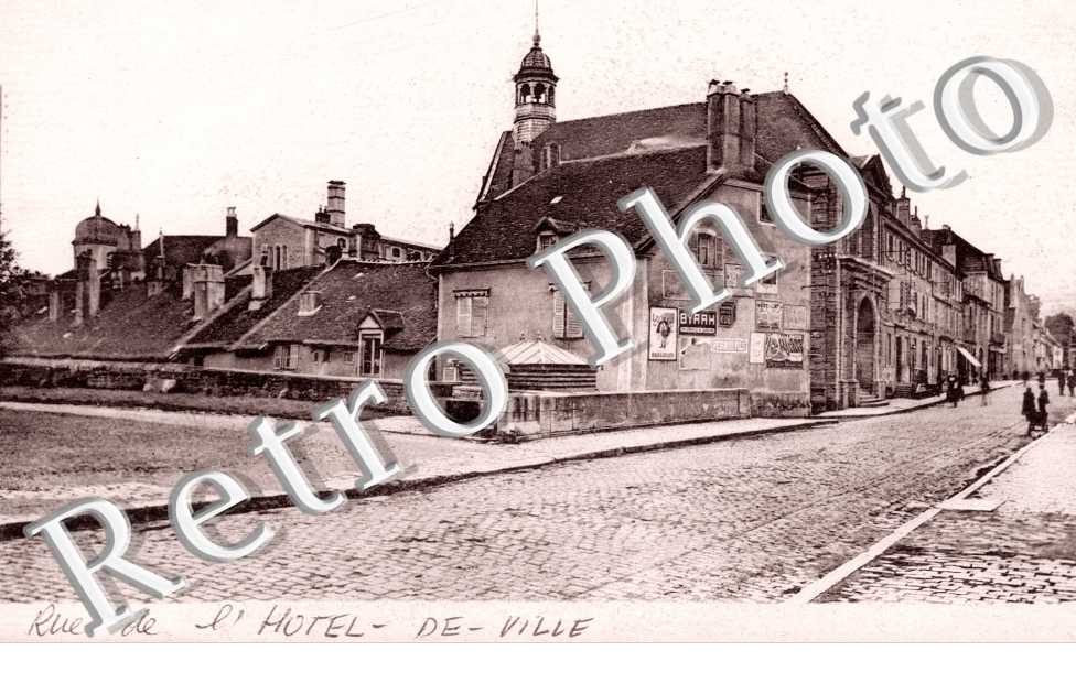 Hotel de Ville et les Halles