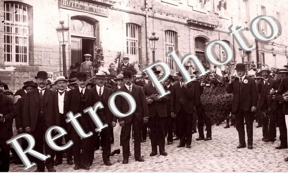 Cortege dans les rues, harmonie musicale devant l'Hotel de Ville