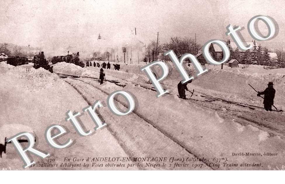 En Gare, travailleurs deblayant les Voies obstruees par la Neige