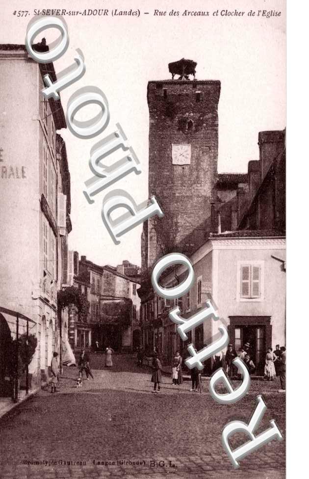Rue des Arceaux et clocher de l'eglise
