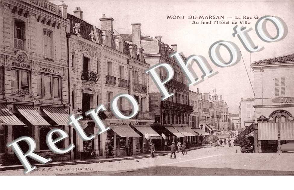 la rue Gambetta - au fond l'Hotel de Ville